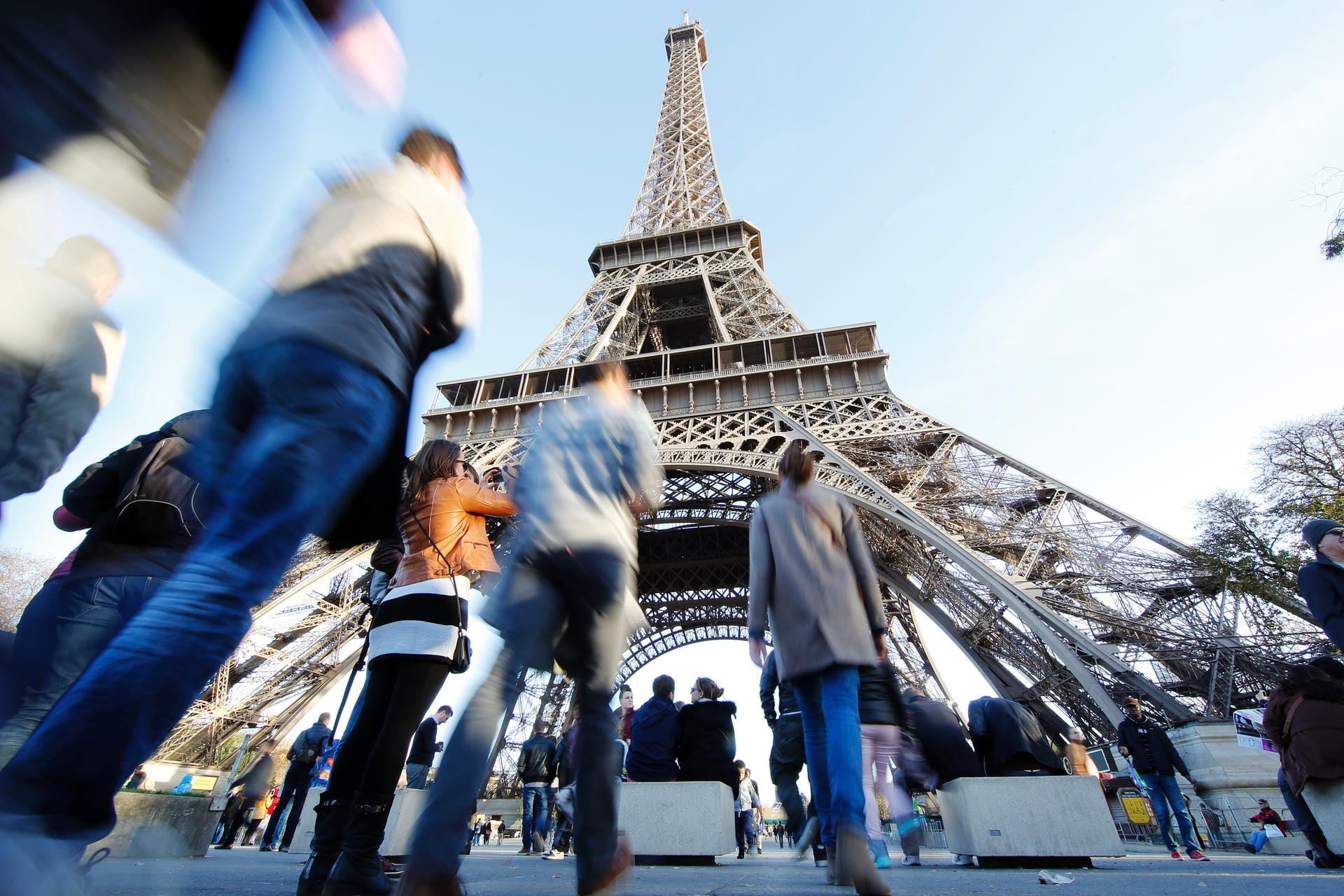 Touristen gehen zum Eiffelturm: Das Wahrzeichen der französischen Hauptstadt ist ein Touristenmagnet erster Klasse – pro Jahr kommen rund sieben Millionen Besucher.