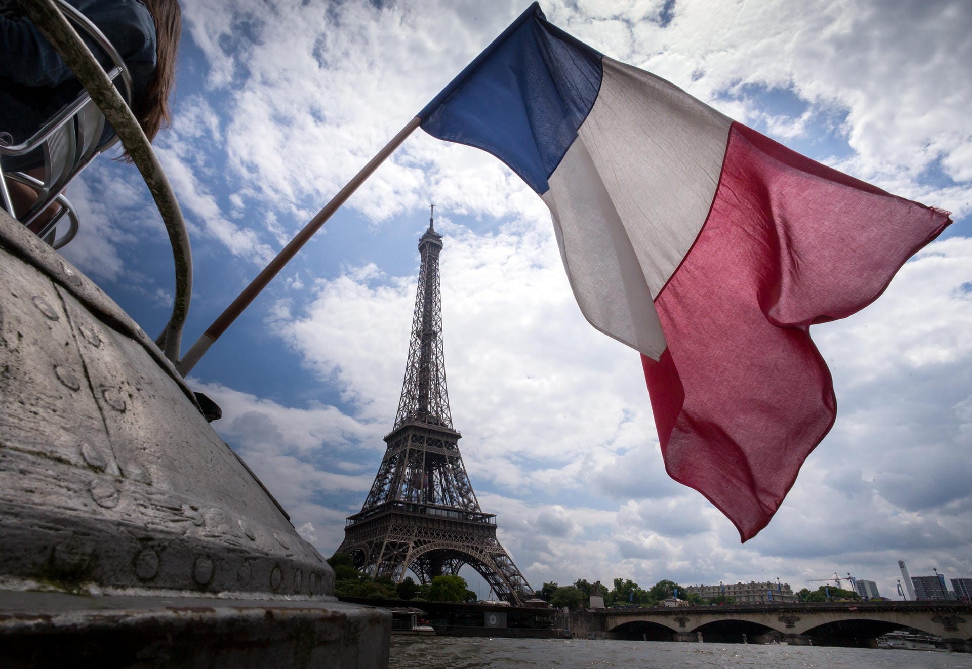 Die Flagge Frankreichs vor dem Eiffelturm: Der Turm wurde für die Pariser Weltausstellung gebaut und am 31. März 1889 fertiggestellt.