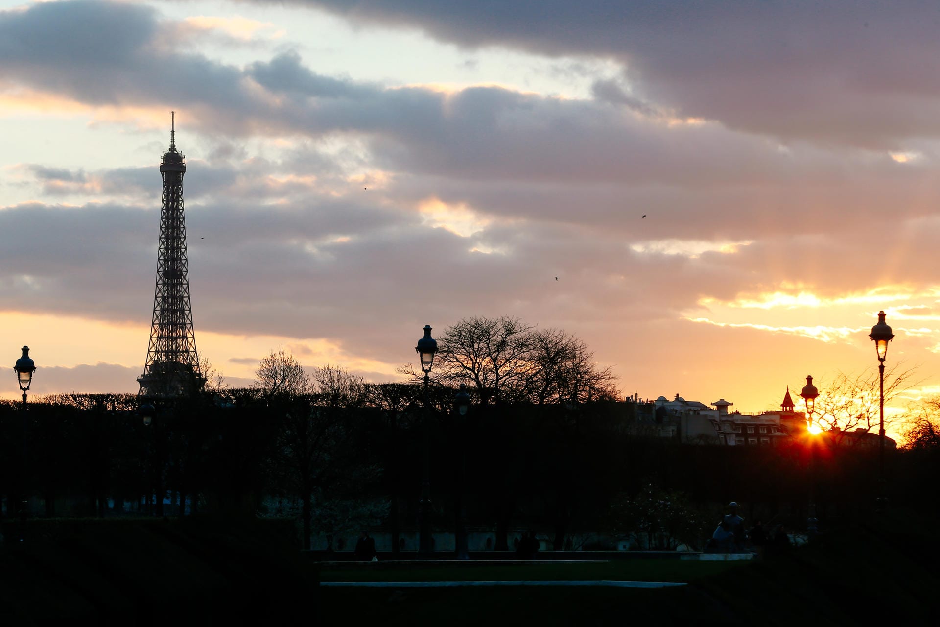 Eiffelturm bei Sonnenuntergang: In Frankreich wird er liebevoll "dame de fer" (Dame aus Eisen) genannt.