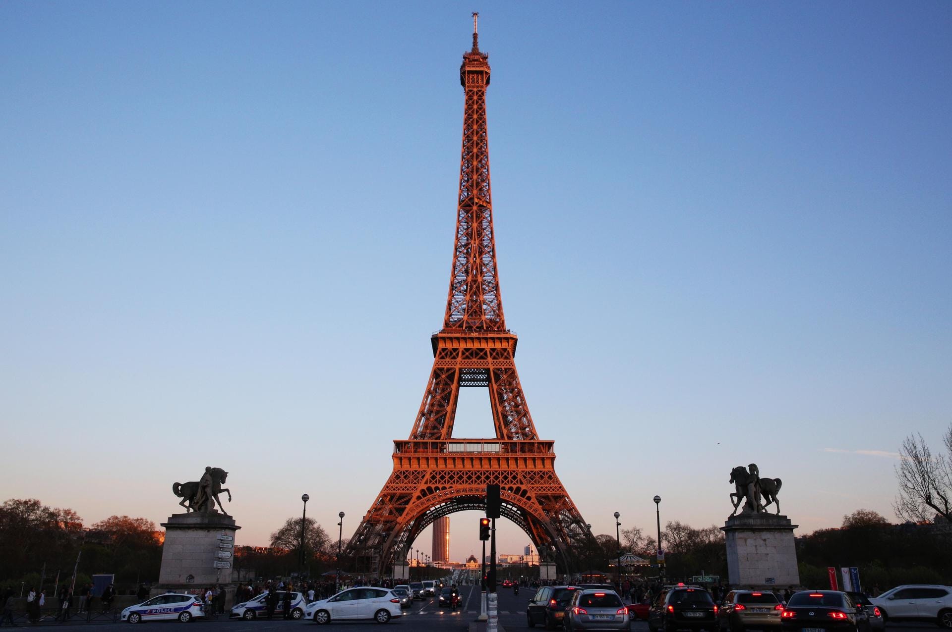 Der Eiffelturm vor blauem Himmel: Das Eisenbauwerk ist 300 Meter hoch und steht am Ufer der Seine.