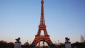 Der Eiffelturm vor blauem Himmel: Das Eisenbauwerk ist 300 Meter hoch und steht am Ufer der Seine.