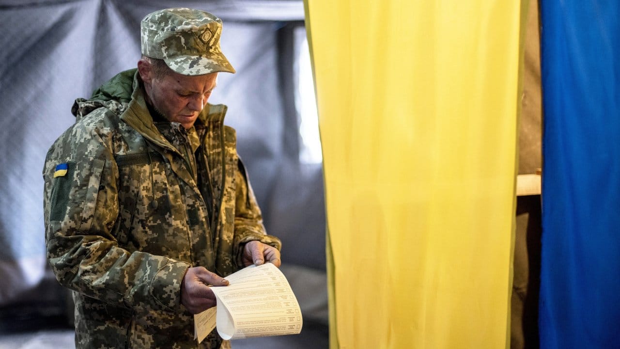 Ein Soldat faltet seinen Stimmzettel aus.