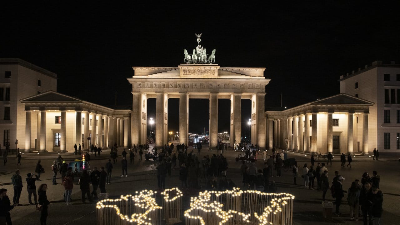 Das erleuchtete Brandenburger Tor vor Beginn der weltweiten Aktion "Earth Hour 2019".