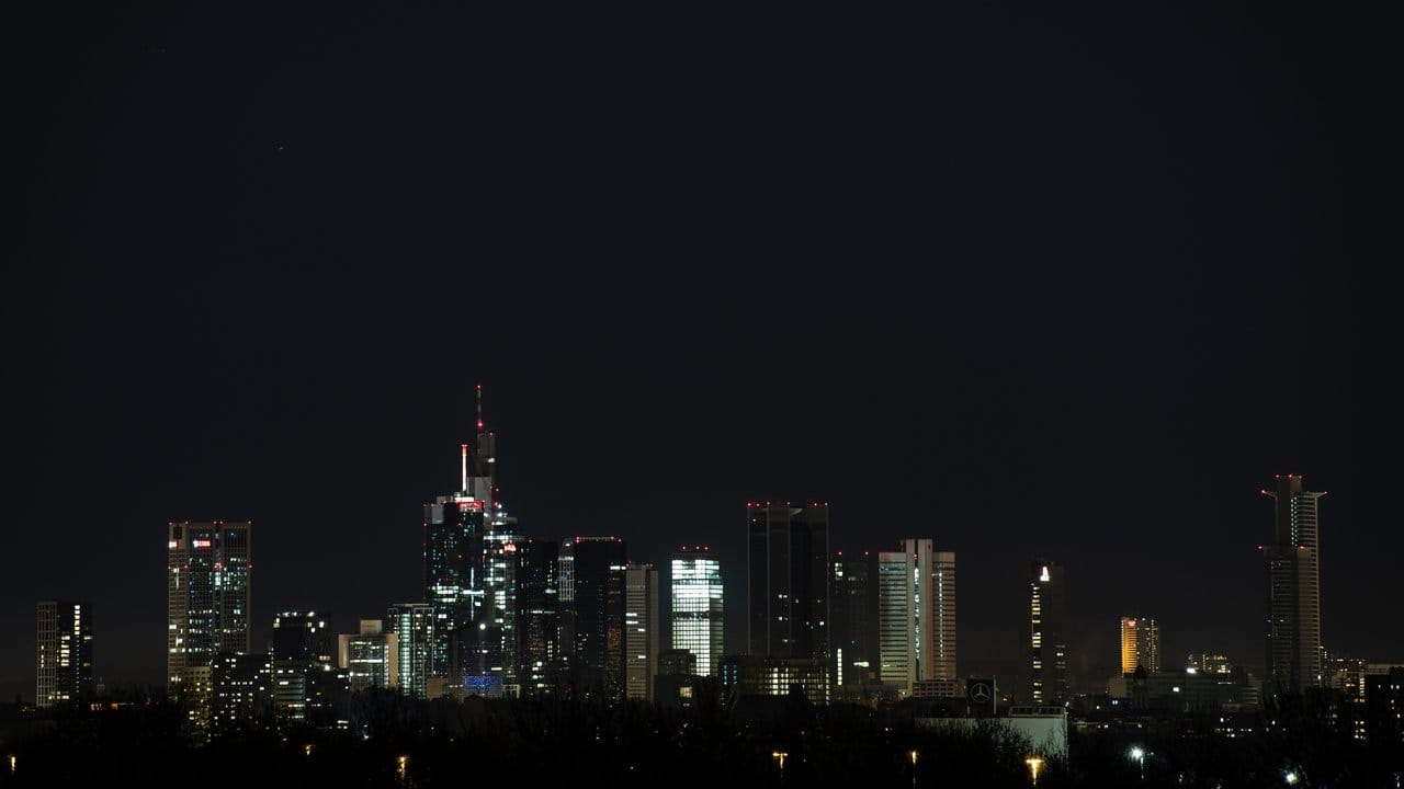 Die Hochhäuser der Frankfurter Skyline während der "Earth Hour" (Stunde der Erde).