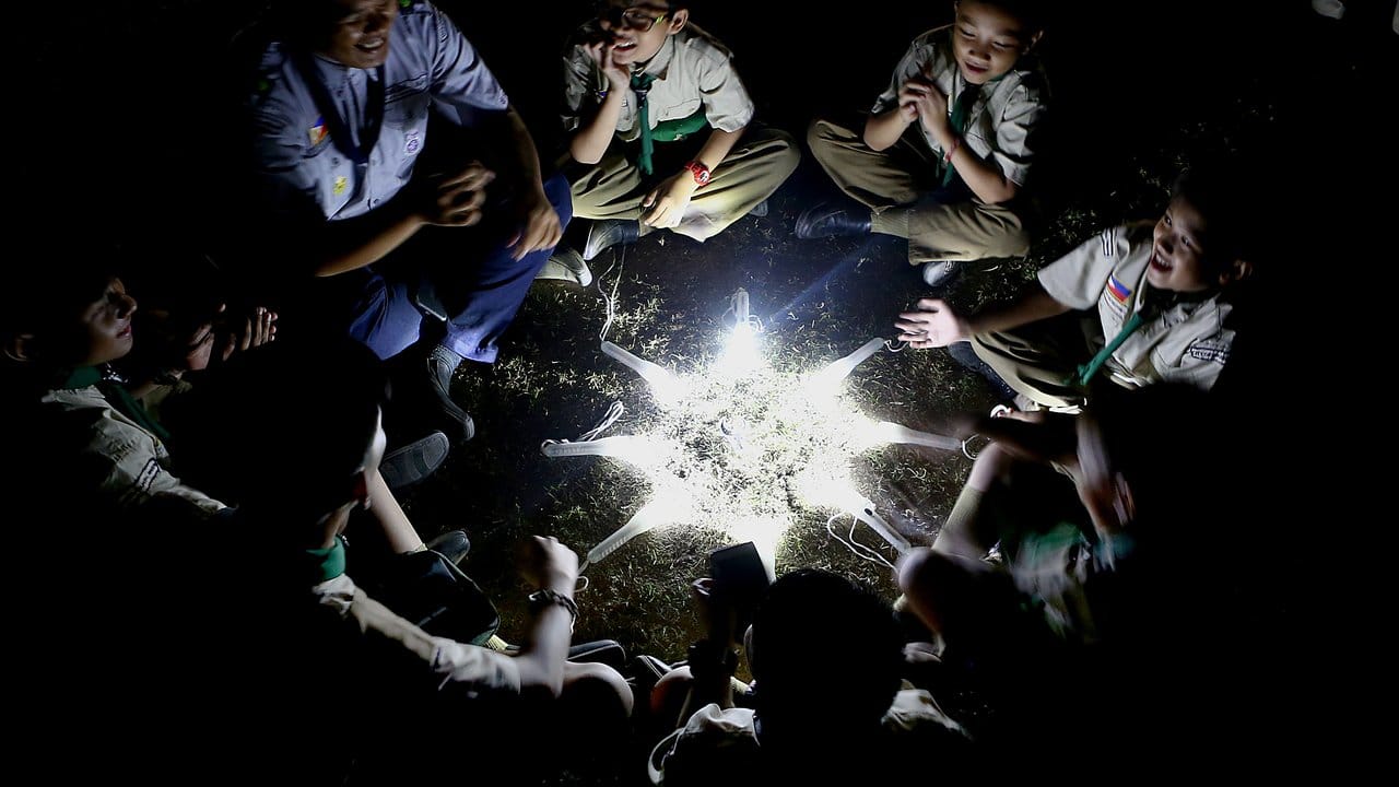Kinder auf den Philippinen haben mit ihren Taschenlampen einen Stern gebildet.