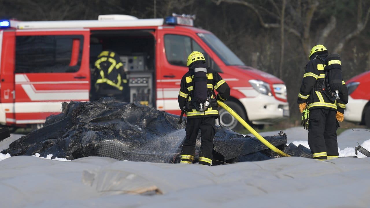 Die Überreste eines Kleinflugzeugs liegen auf einem Spargelfeld.