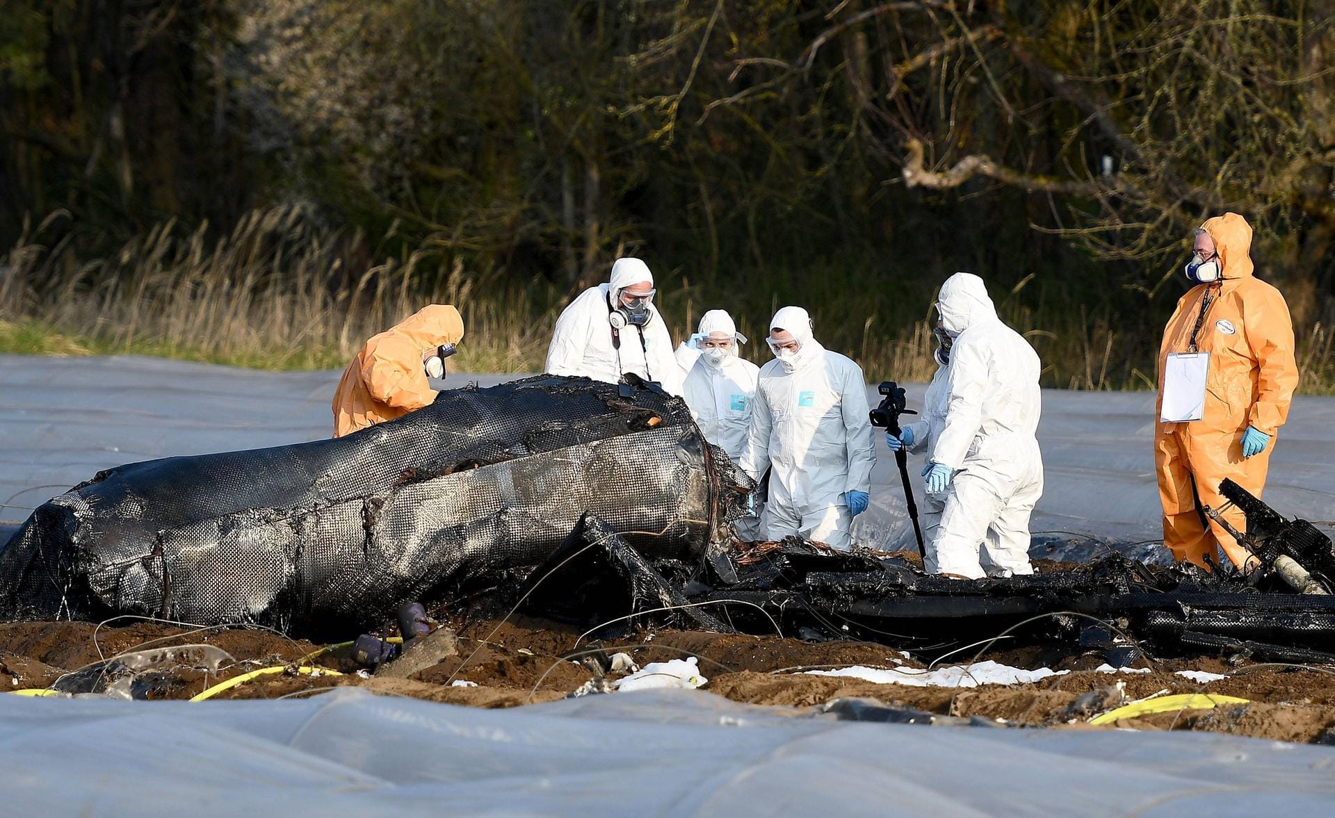 Deutschland, März 2019: Im südhessischen Erzhausen sterben drei Menschen beim Absturz eines Kleinflugzeugs – darunter eine der reichsten Frauen Russlands.