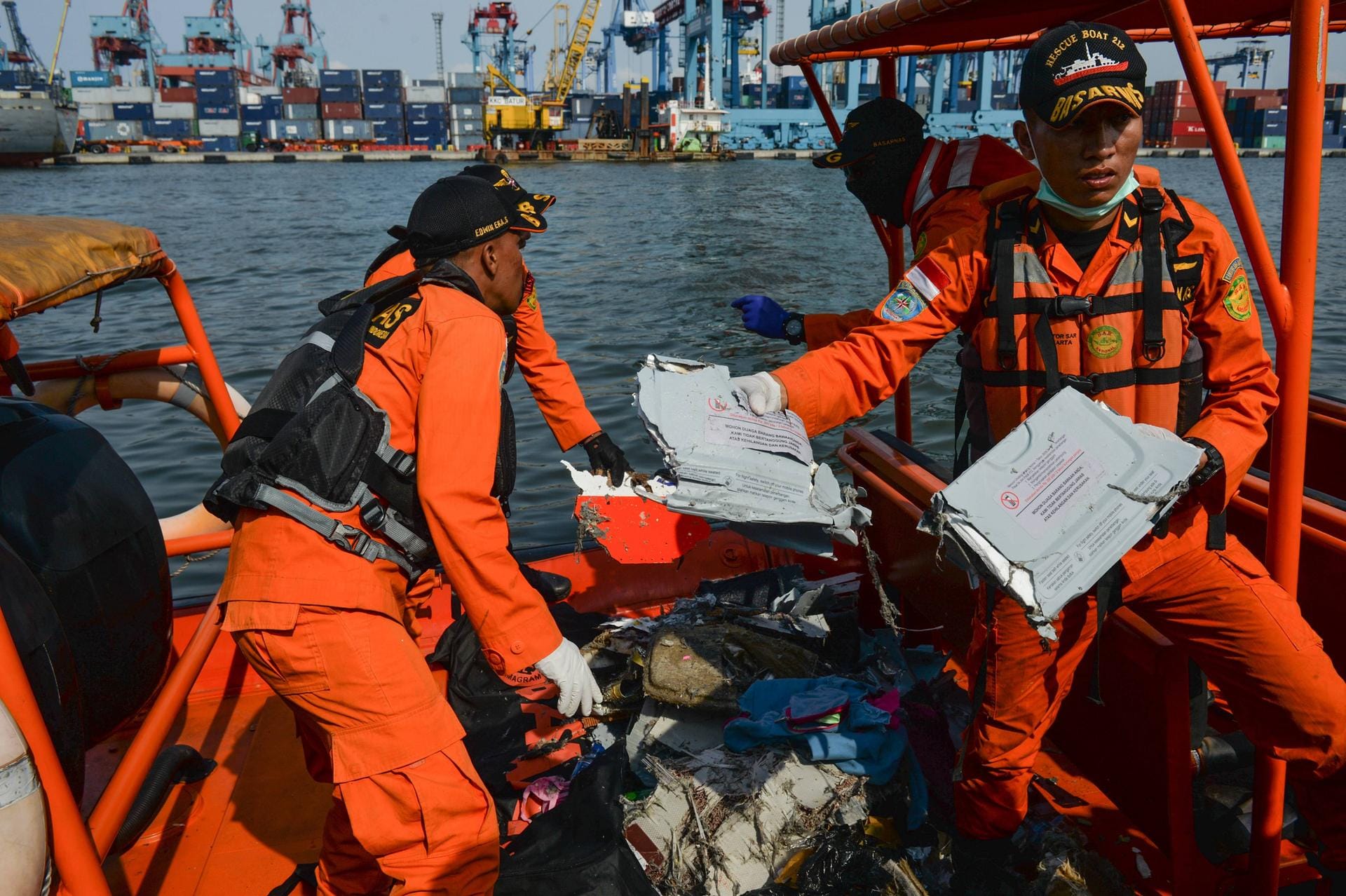 Indonesien, Oktober 2018: Kurz nach dem Start stürzt eine Boeing 737 ins Meer. Beim Absturz bei Jakarta sterben 181 Passagiere und acht Besatzungsmitglieder.