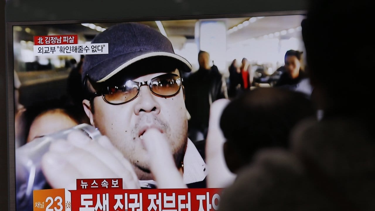 TV-Bild von Kim Jong Nam, Halbruder des nordkoreanischen Machthabers Kim Jong Un: Für eine der Attentäterinnen gab es eine ungewöhnlich milde Strafe, die andere kam ohne Urteil auf freien Fuß.