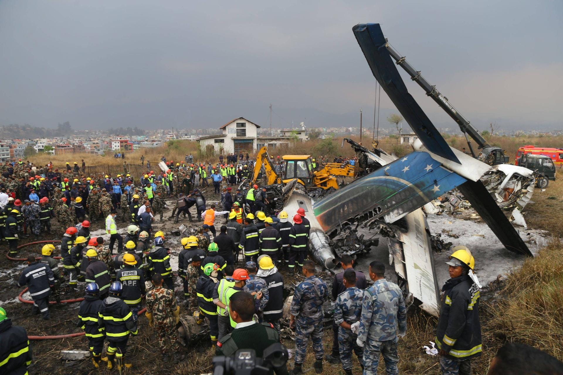 Nepal, März 2018: Eine Passagiermaschine verunglückt beim Anflug auf den Flughafen von Kathmandu. Mindestens 49 Menschen sterben. 22 Verletzte können aus den Trümmern gerettet werden.