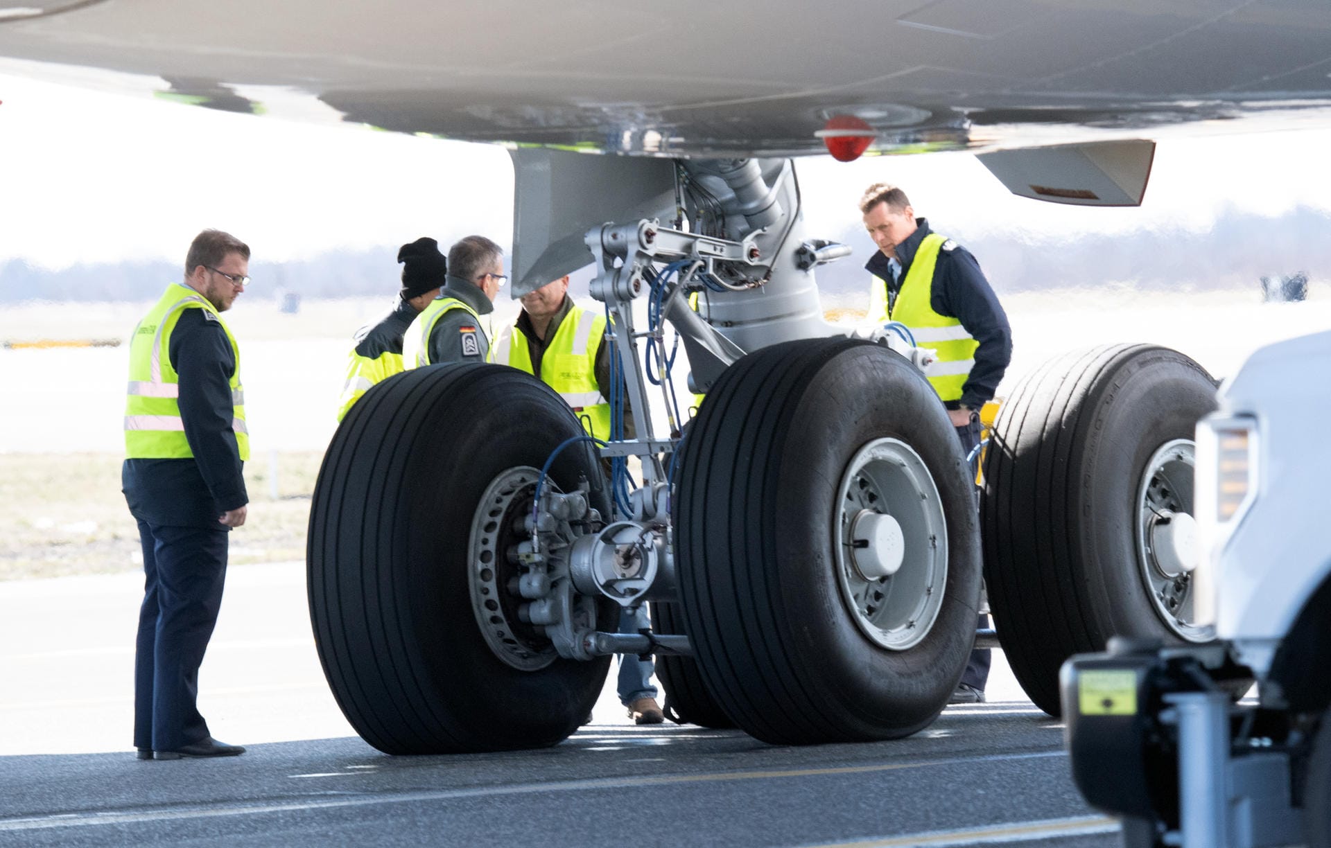Techniker der Luftwaffe stehen nach der Landung in New York am "Konrad-Adenauer"-Airbus.