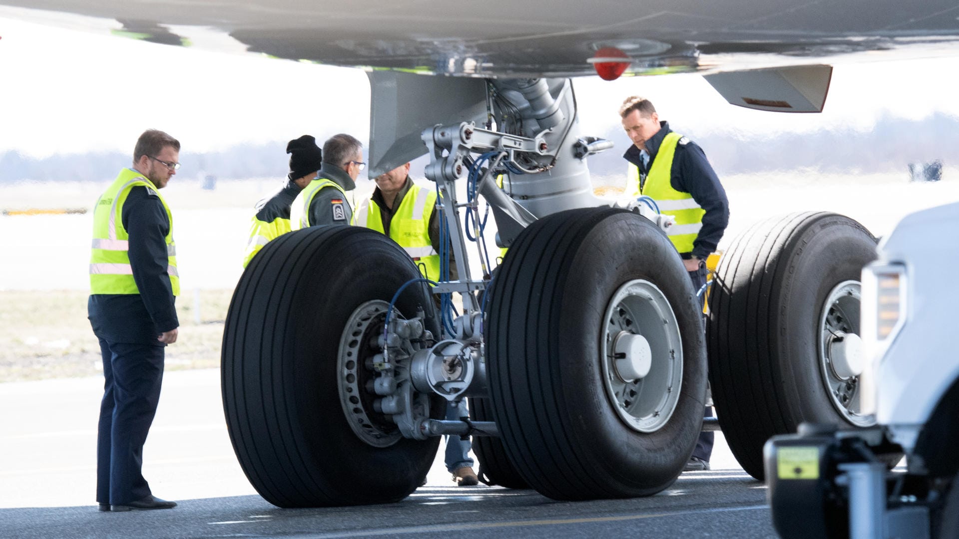 Techniker der Luftwaffe stehen nach der Landung in New York am "Konrad-Adenauer"-Airbus.