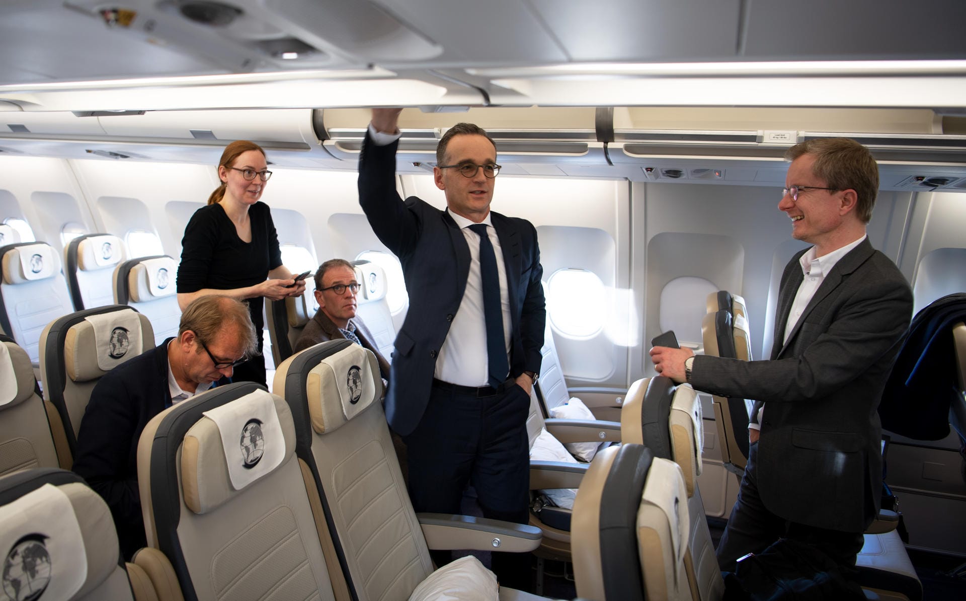 Außenminister Heiko Maas wartet nach der Landung darauf, das Flugzeug zu können.