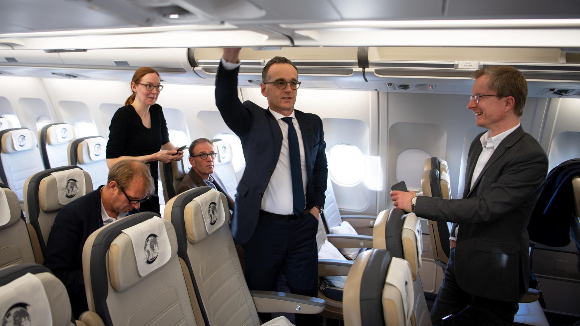 Außenminister Heiko Maas wartet nach der Landung darauf, das Flugzeug zu können.