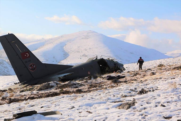Türkei, Januar 2018: Ein türkisches Militärflugzeug stürzt in Isparta ab. An Bord der Unglücksmaschine sterben ein Mechaniker und zwei Soldaten.