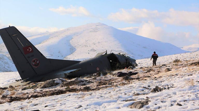 Türkei, Januar 2018: Ein türkisches Militärflugzeug stürzt in Isparta ab. An Bord der Unglücksmaschine sterben ein Mechaniker und zwei Soldaten.