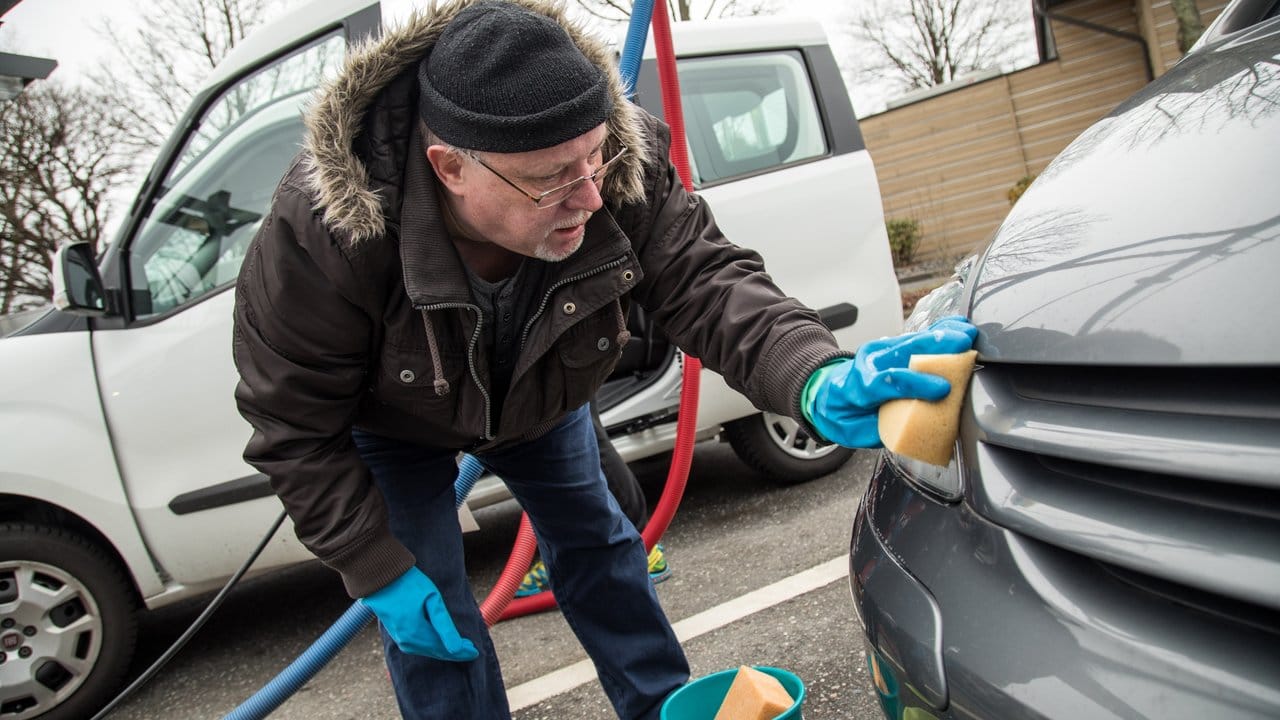 Richtige Richtung: Autobesitzer waschen ihr Fahrzeug von oben nach unten. Richtige Richtung: Autobesitzer waschen ihr Fahrzeug von oben nach unten.