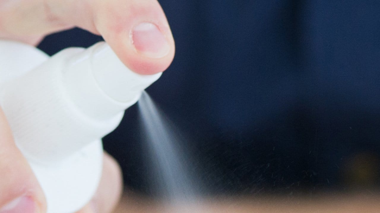 Spezielle Sprays können das Display widerstandsfähiger machen und somit schützen. Spezielle Sprays können das Display widerstandsfähiger machen und somit schützen.