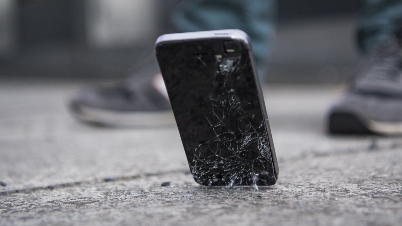 Und schwupps segelt das Smartphone runter: Richtigen Schutz bieten hier nur Schutzhüllen wie Bumper. Und schwupps segelt das Smartphone runter: Richtigen Schutz bieten hier nur Schutzhüllen wie Bumper.