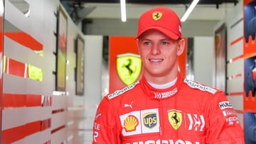 Mick Schumacher zeigt sich im Overall von Ferrari.