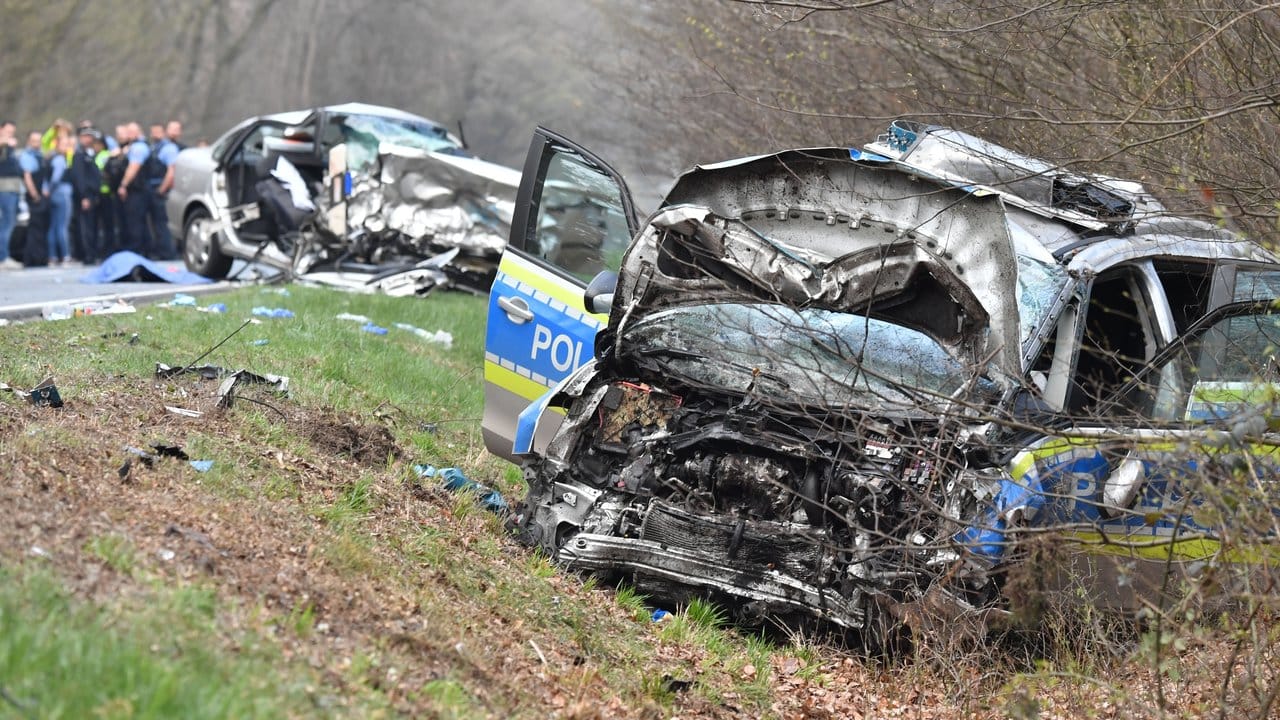 Ein völlig zerstörter Streifenwagen und ein Opel stehen nach einer Frontalkollision auf der B486 bei Langen.