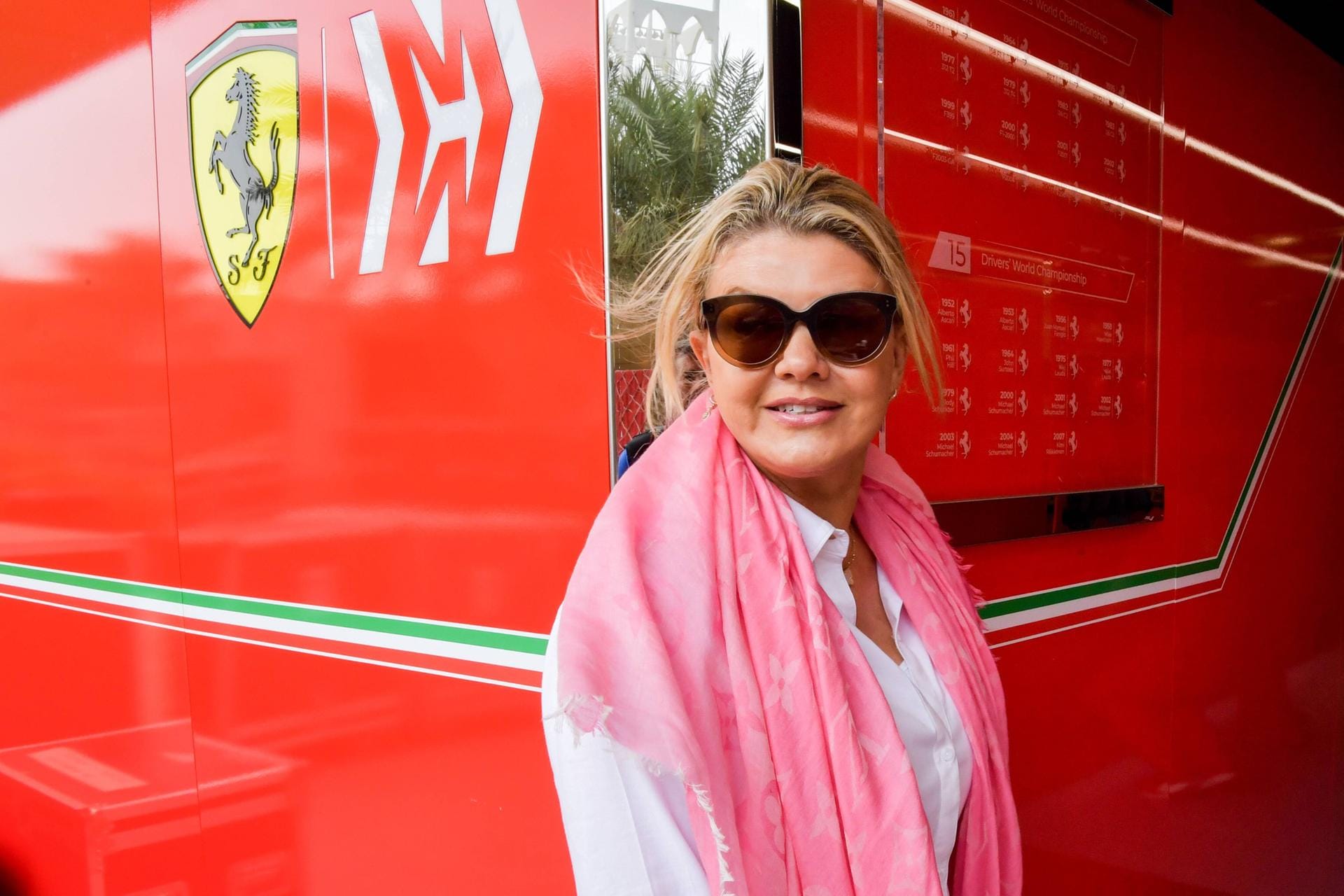Mutter Corinna Schumacher begleitet ihren Sohn Mick bei den Tests in Bahrain.