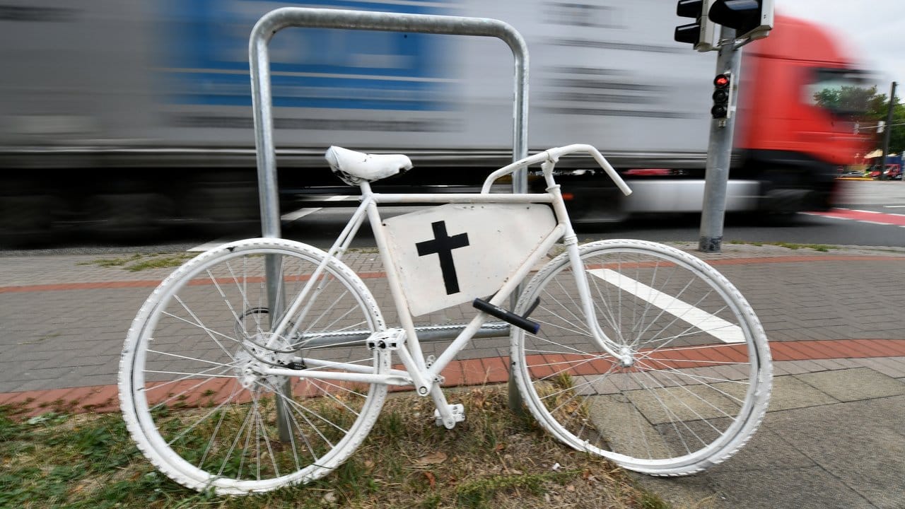 An einer Ampelkreuzung in Hannover erinnert ein weißes Fahrrad an einen tödlichen Fahrradunfall.