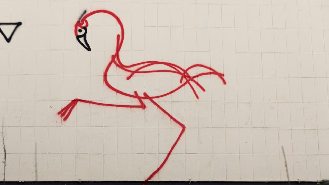Ein Flamingo des Graffiti-Künstlers Harald Naegeli an einer Tankstelle in Düsseldorf. Ein Flamingo des Graffiti-Künstlers Harald Naegeli an einer Tankstelle in Düsseldorf.