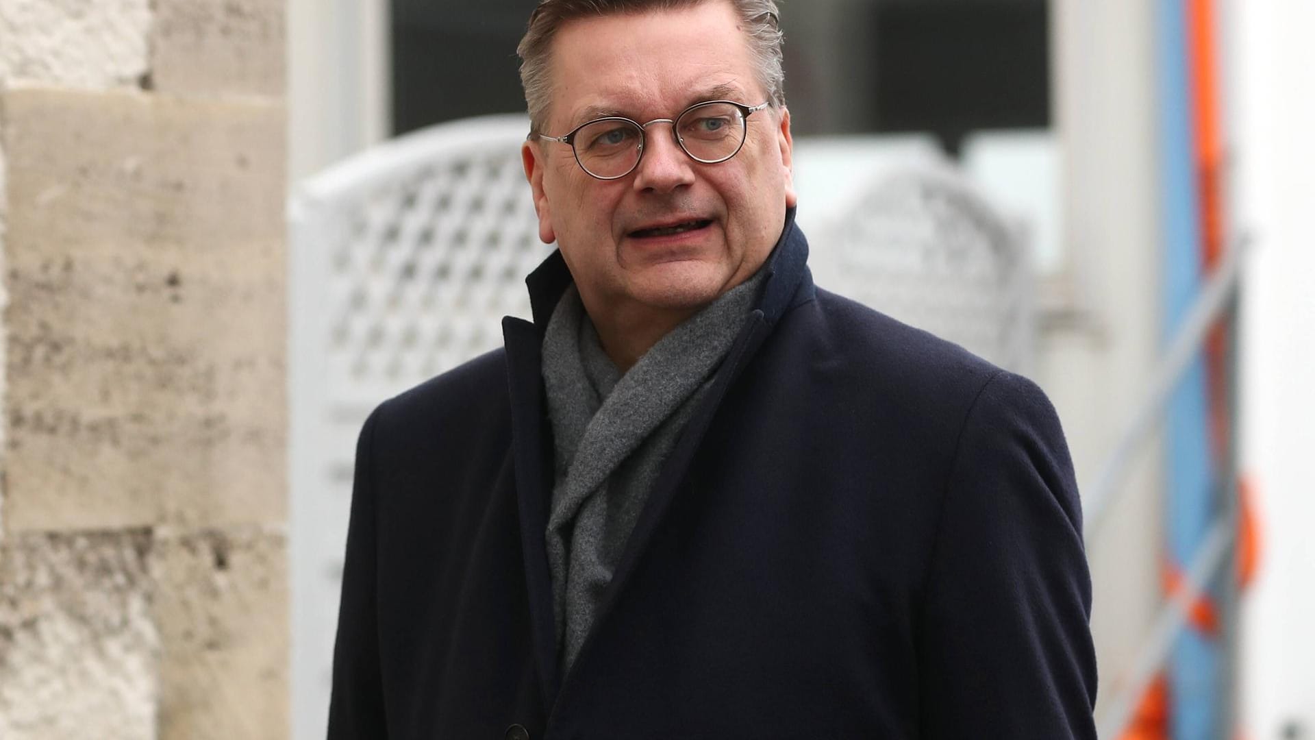 Reinhard Grindel erklärte: "Ich trete vom Amt des DFB-Präsidenten zurück. Ich entschuldige mich dafür, dass ich durch mein wenig vorbildliches Handeln in Zusammenhang mit der Annahme einer Uhr Vorurteile gegenüber haupt- oder ehrenamtlich Tätigen im Fußball bestätigt habe." Nach drei Jahren ist seine Zeit beim DFB vorbei.