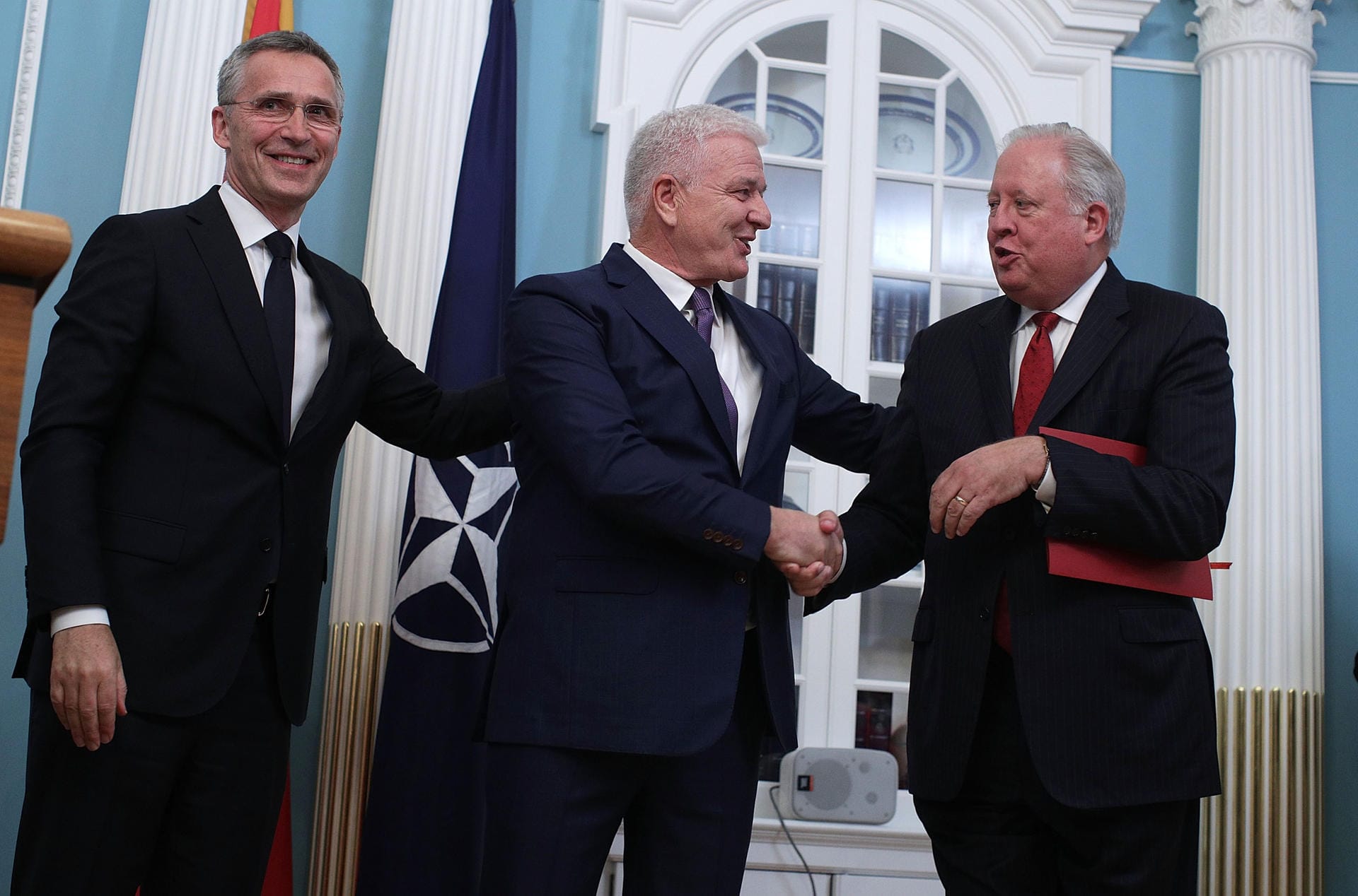2017: Jens Stoltenberg (Nato-Generalsekretär), Dusko Markovic (Premierminister Montenegro) und Thomas Shannon (damaliger US-Staatssekretät) feiern das 29. Nato-Mitglied Montenegro. Zudem tritt die Nato 2017 auf Druck der USA der internationalen Koalition gegen die Dschihadistenmiliz IS bei.