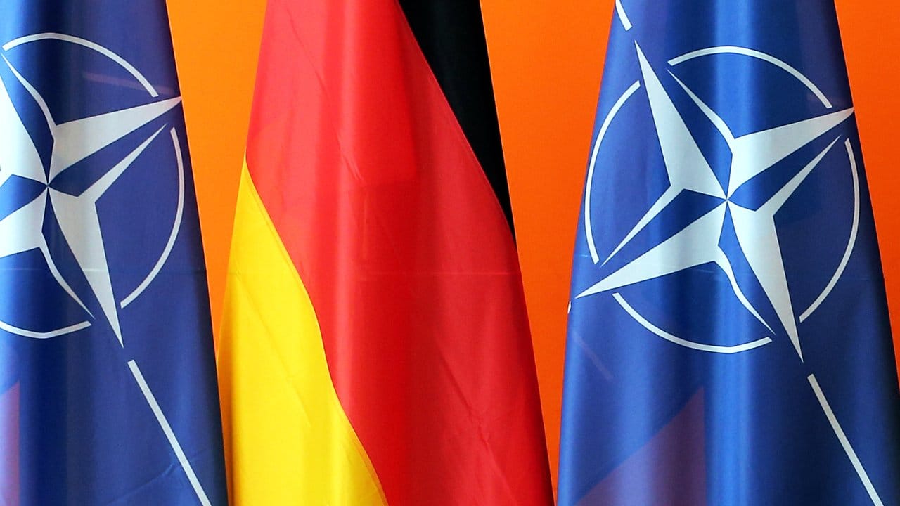 Die deutsche und zwei Flaggen der Nato im Auswärtigen Amt.