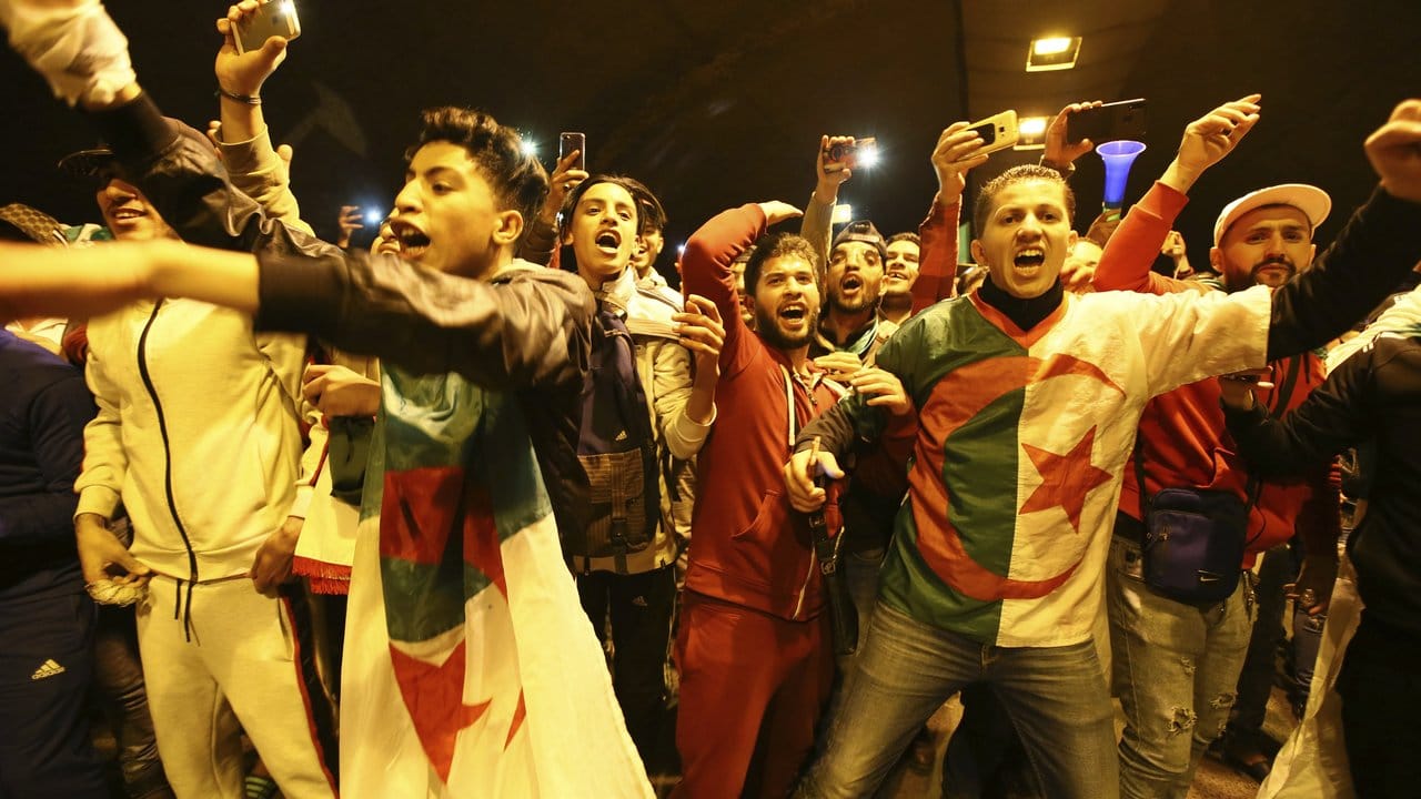 Menschen feiern in Algier nach der Bekanntgabe des Rücktritts.