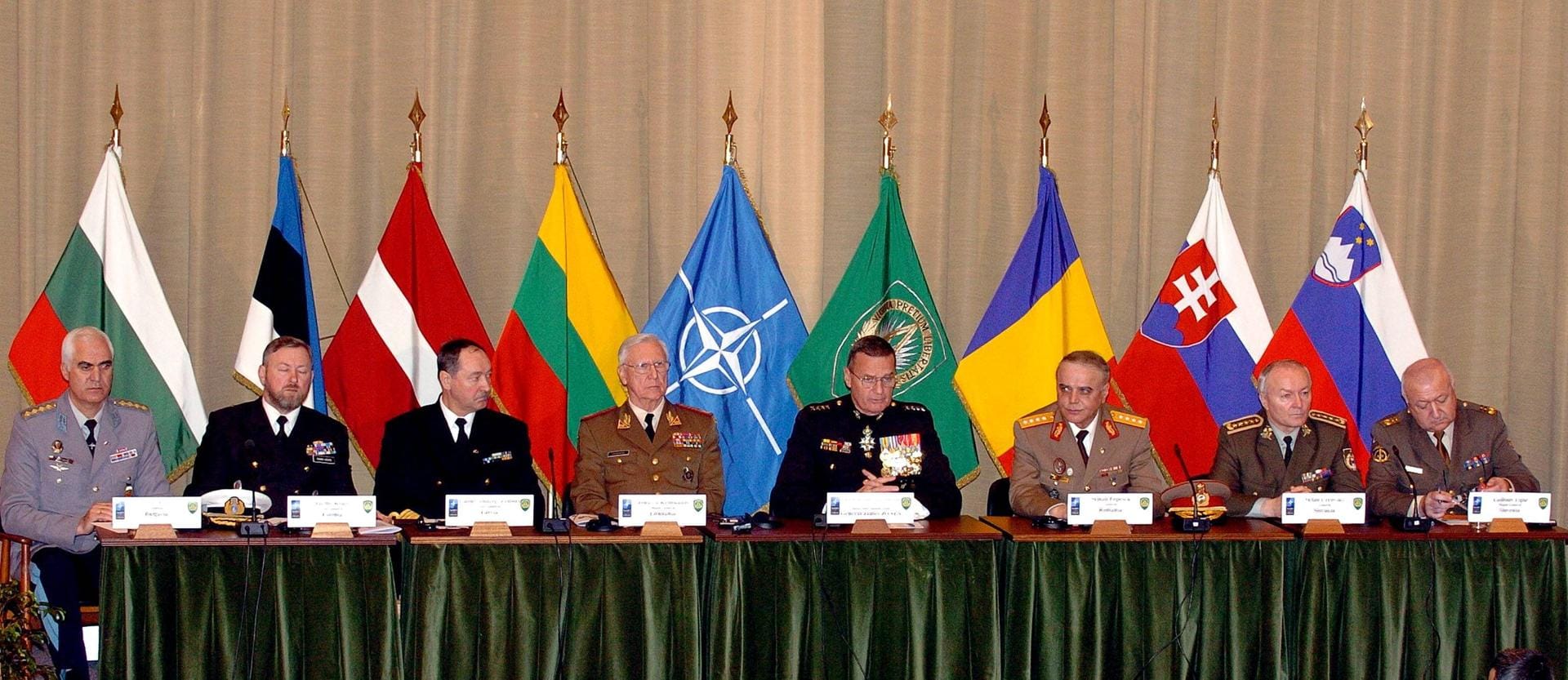 2004: Das Bündnis nimmt Bulgarien, Rumänien, die Slowakei, Slowenien sowie die ehemaligen Sowjetrepubliken Estland, Lettland und Litauen auf.