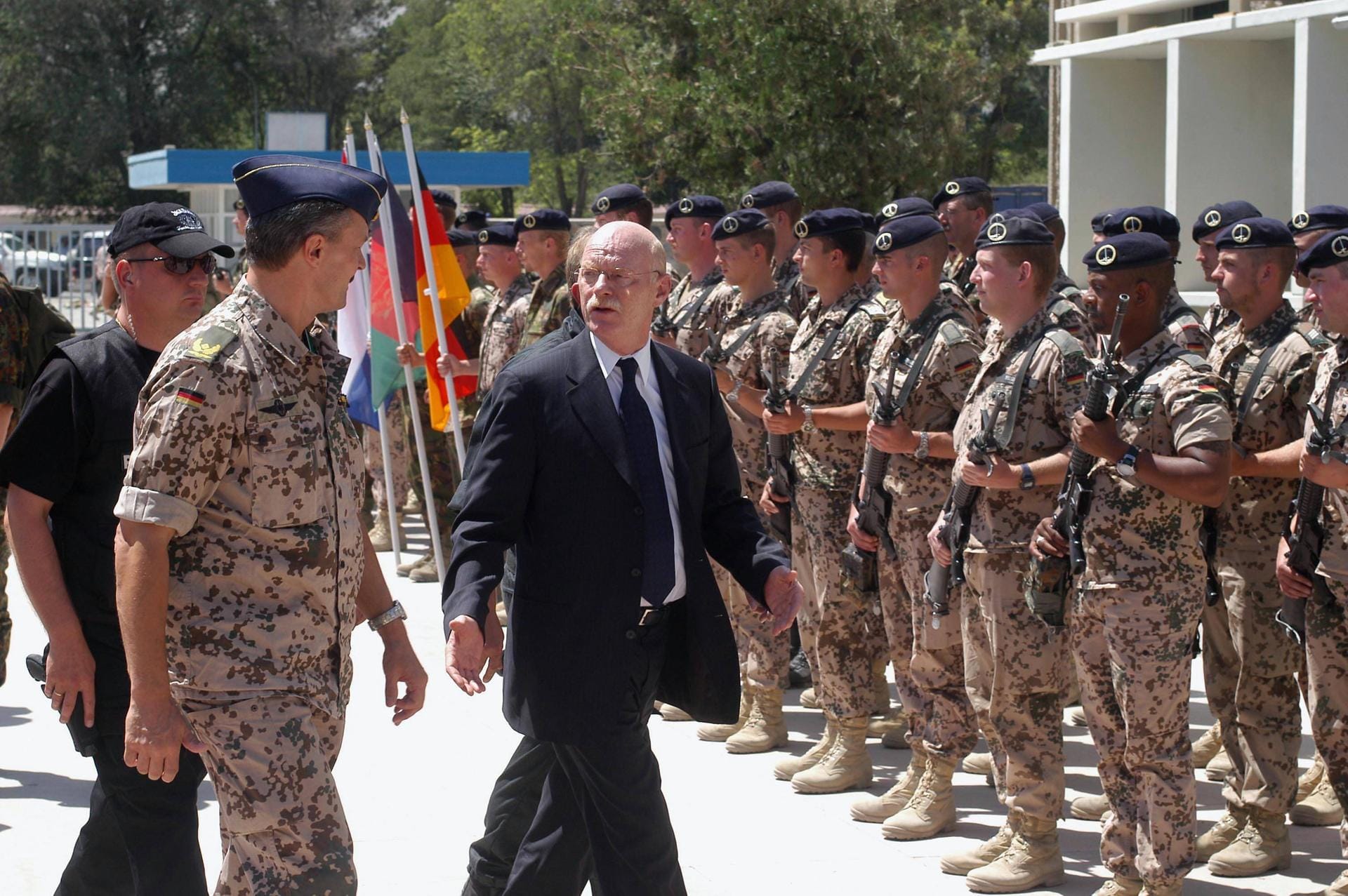2003: Die Nato übernimmt die Führung über den Kampfeinsatz gegen die radikalislamischen Taliban in Afghanistan. Anlässlich dessen reist der damalige Verteidigungsminister Peter Struck nach Kabul.