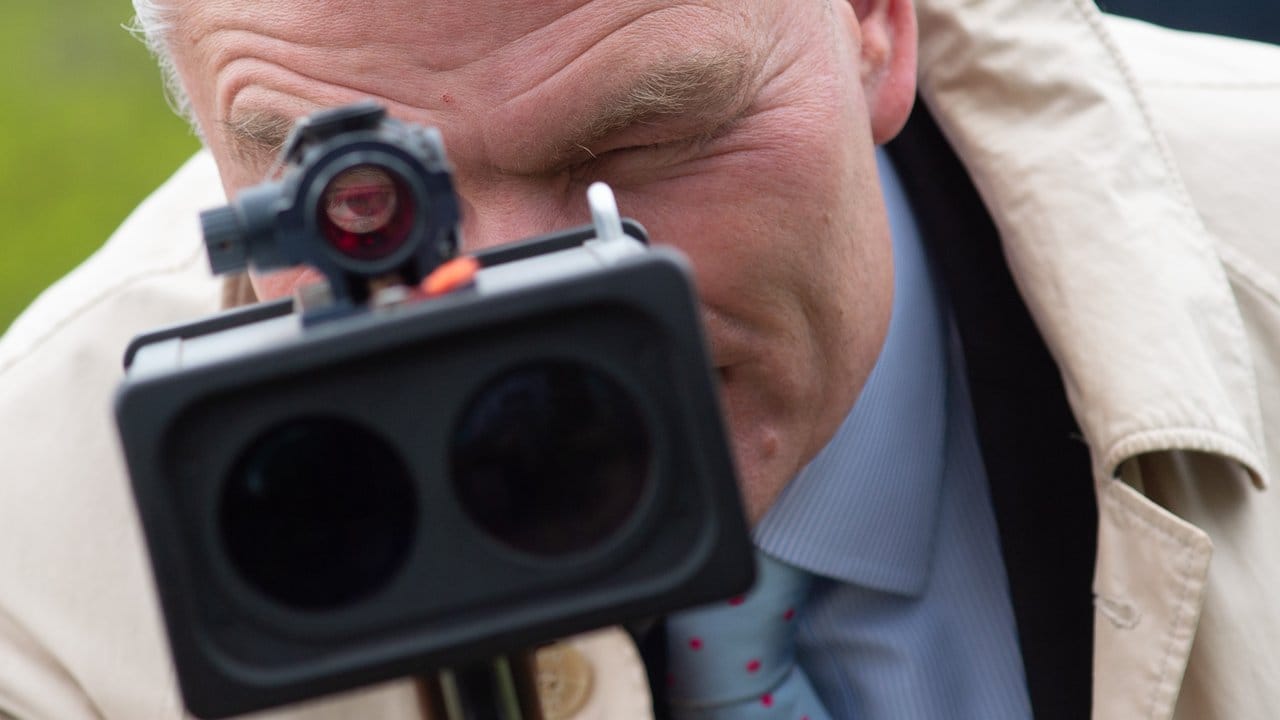 Sachsen-Anhalts Innenminister Holger Stahlknecht (CDU) schaut durch eine Laserpistole zur Geschwindigkeitsmessung.