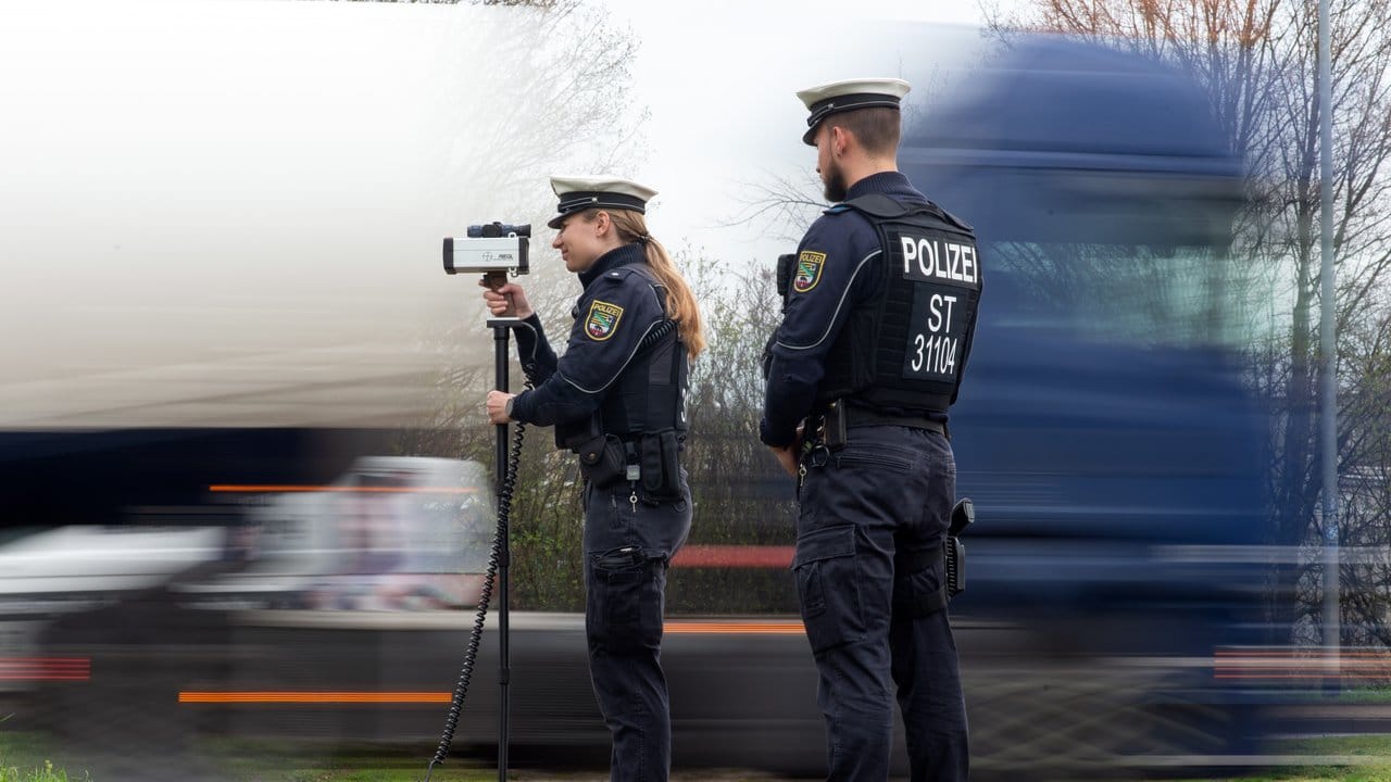 Im Rahmen der europaweiten Blitzer-Aktion kontrollieren Polizisten in Magdeburg.