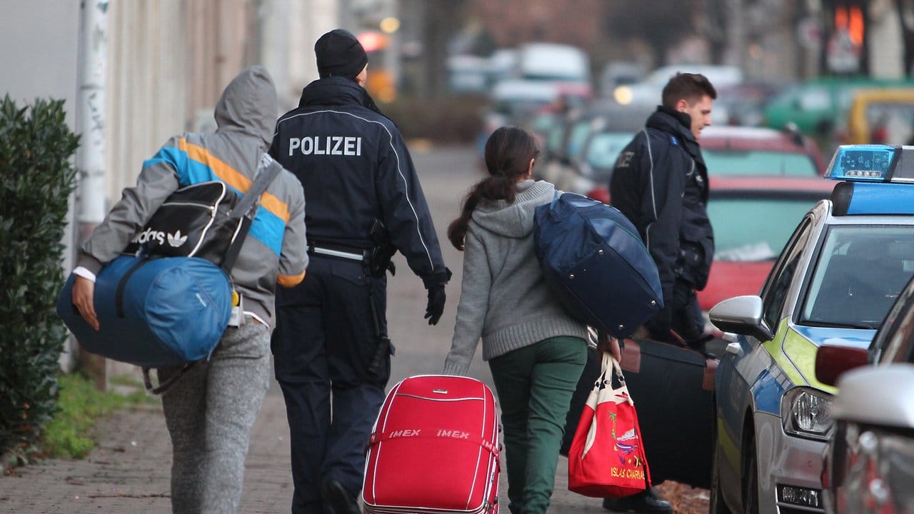 Abgelehnte Asylbewerber werden für den Transport zum Leipziger Flughafen abgeholt.