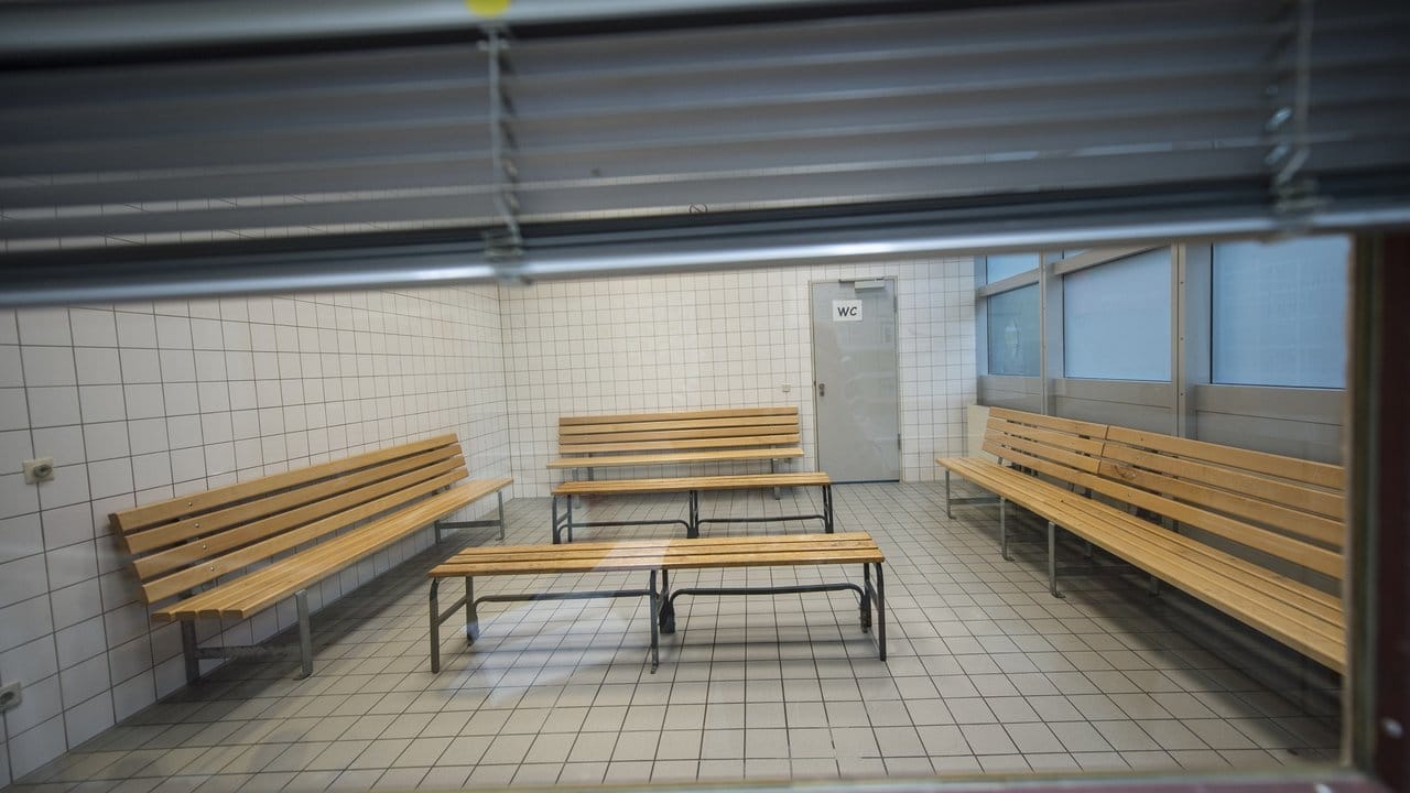 Blick durch ein Fenster in den Aufenthaltsraum für rückzuführende Asylbewerber auf dem Frankfurter Flughafen.