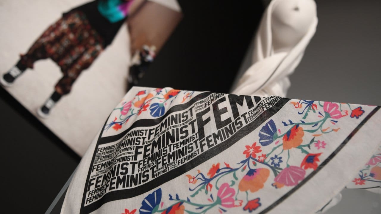Ein Kopftuch mit der Aufschrift "Feminist" ist eines der Exponate der Ausstellung "Contemporary Muslim Fashions".
