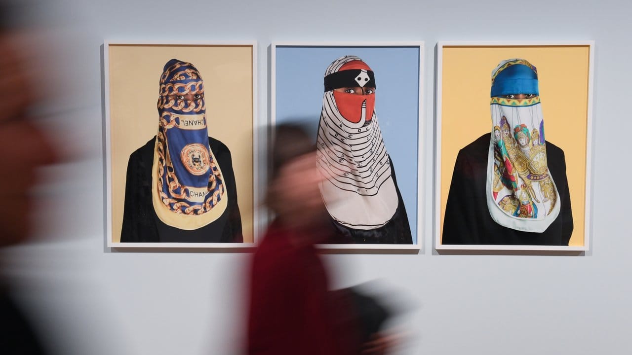 Nikabs aus Seidentüchern bekannter westlicher Designer zeigen drei Pigmentdrucke des Künstlers Wesaam Al-Badry aus der Arbeit "Al Kouture".