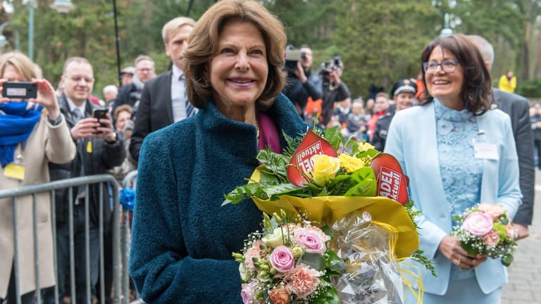 Königin Silvia bekam zahlreiche Geschenke überreicht, vor allem Blumensträuße.