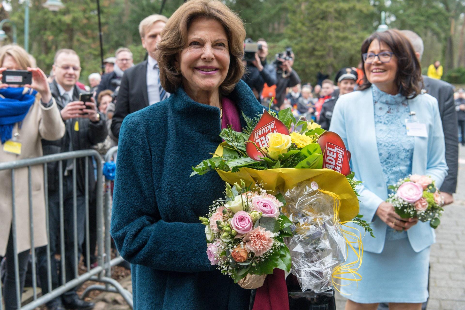 Königin Silvia bekam zahlreiche Geschenke überreicht, vor allem Blumensträuße.