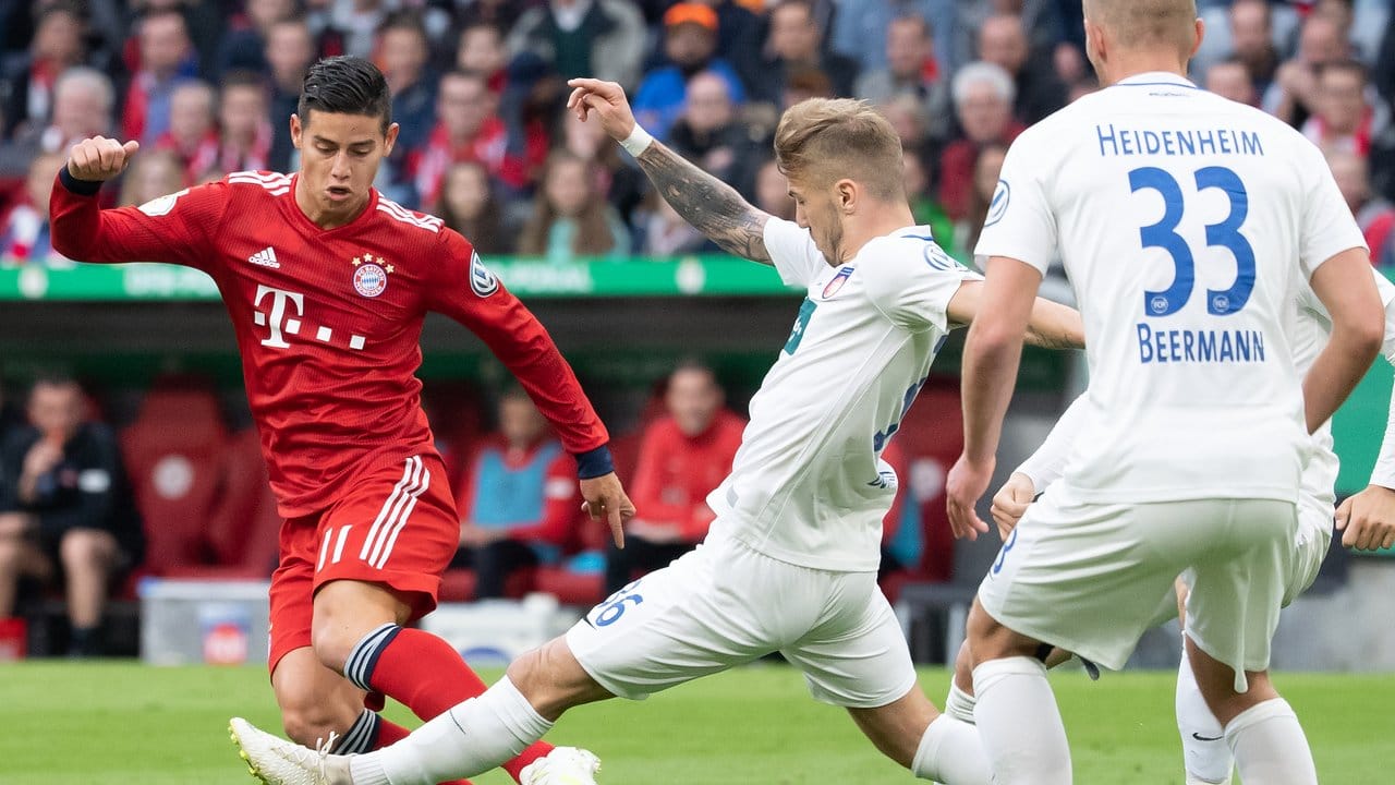 Die Bayern um James Rodríguez (l) hatten besonders in der ersten Halbzeit Probleme.