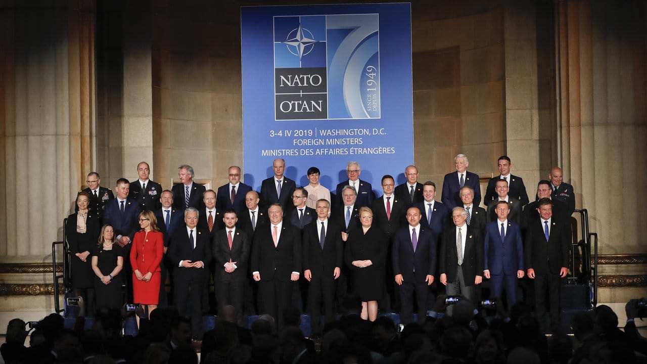 Die Außenminister der Nato-Staaten haben sich bein einem Festakt zum Gruppenfoto versammelt.