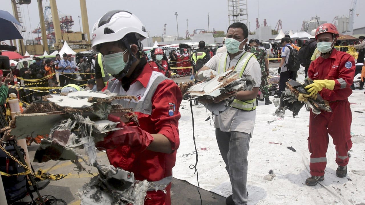 Retter mit Trümmern des Fluges Lion Air 610 im vergangenen November: Auch in Indonesien war eine Boeing 737 Max abgestürzt.