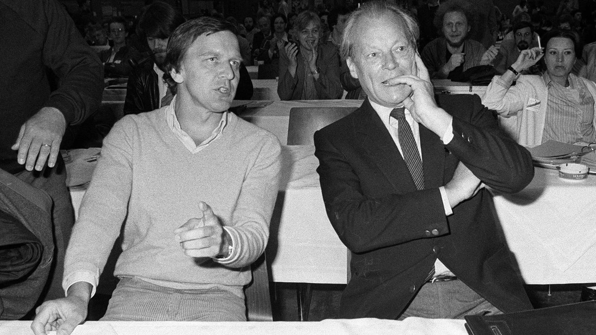 Juni 1980: Gerhard Schröder im Gespräch mit dem damaligen SPD-Vorsitzenden Willy Brandt auf dem Juso-Bundeskongress in Hannover. Im gleichen Jahr kandidierte Schröder für einen Sitz im Bundestag.