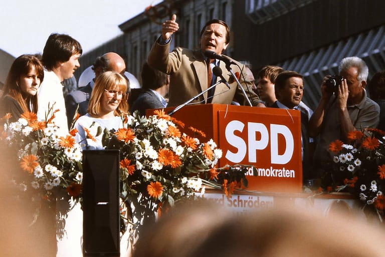 Juli 1986: Beim Landtagswahlkampf in Niedersachsen muss sich Spitzenkandidat Gerhard Schröder gegen die CDU geschlagen geben, die mit der FDP eine Koalition eingeht.