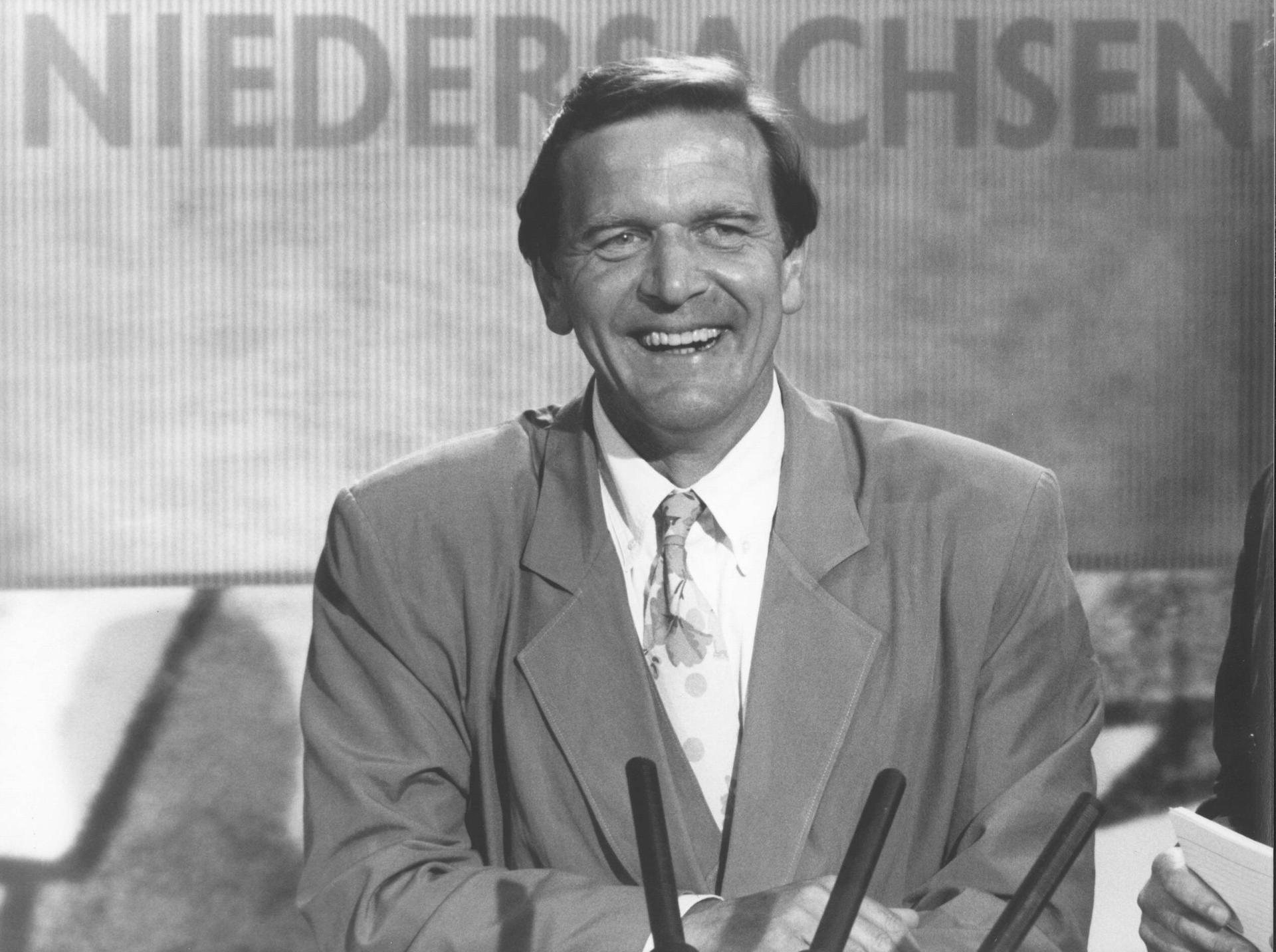 Mai 1990: Gerhard Schröder wird mithilfe der Grünen zum Ministerpräsidenten in Niedersachsen gewählt. Auch die nächsten Landtagswahlen kann er erfolgreich für sich entscheiden.