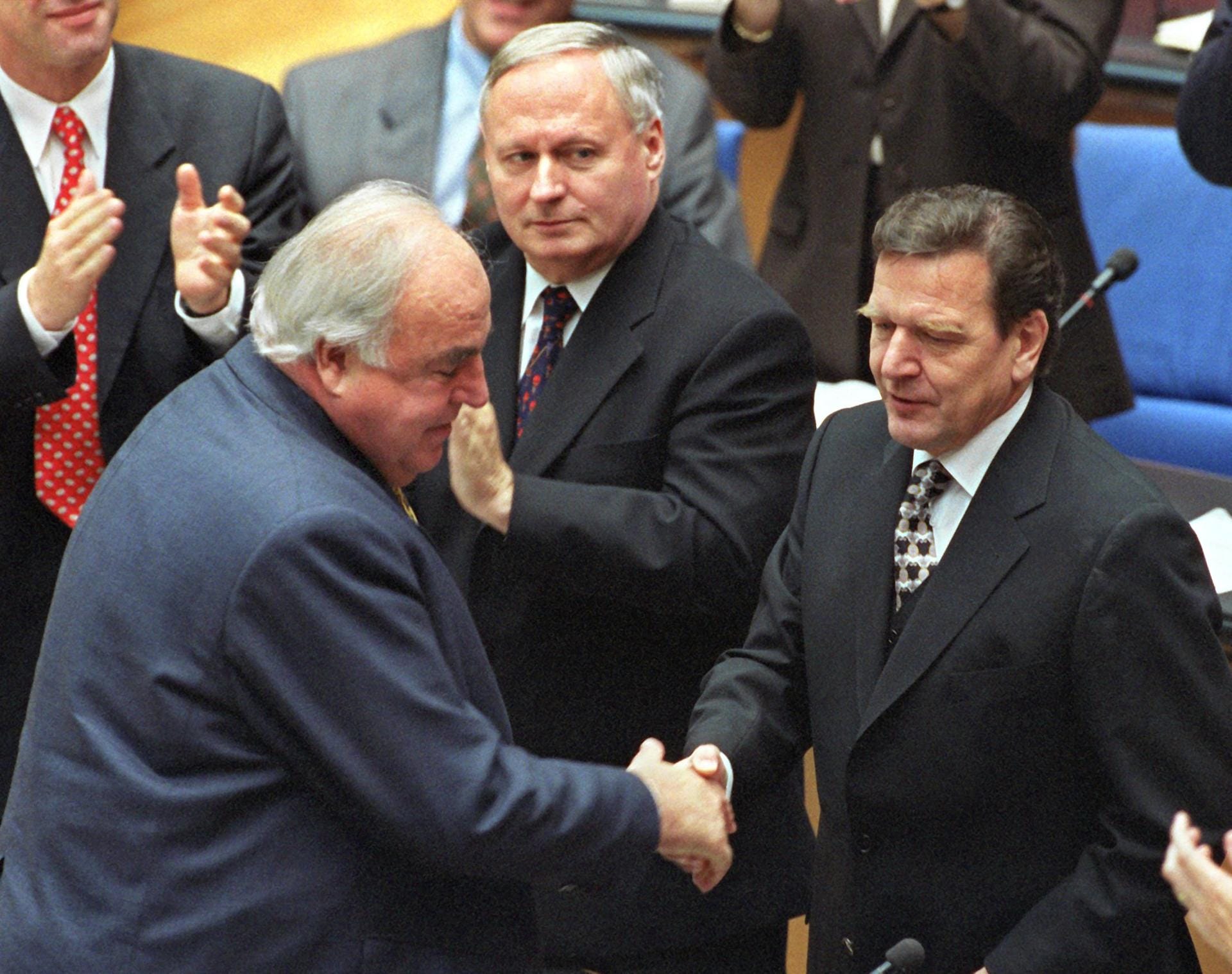 Oktober 1998: Helmut Kohl gratuliert als erster im Bundestag Gerhard Schröder nach dessen Wahl zum Bundeskanzler. Damit wird das erste rot-grüne Bündnis auf Bundesebene Realität.