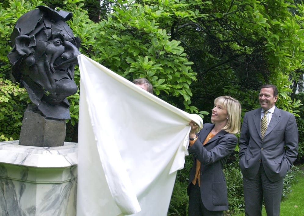 September 2000: Doris Schröder-Köpf, die vierte Ehefrau des damaligen Bundeskanzlers, enthüllt im Garten der Berliner Kanzlerwohnung die Skulptur des "Eisernen Kanzlers". Die Schröder-Skulptur von Burkhard Mohr war der Kanzlergattin beim Internationalen Bonner Presseball im letzten Jahr geschenkt worden.